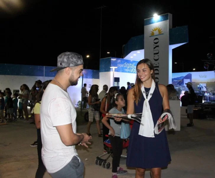 El stand de DIARIO DE CUYO colmado, con invitados, el color del carnaval y premios