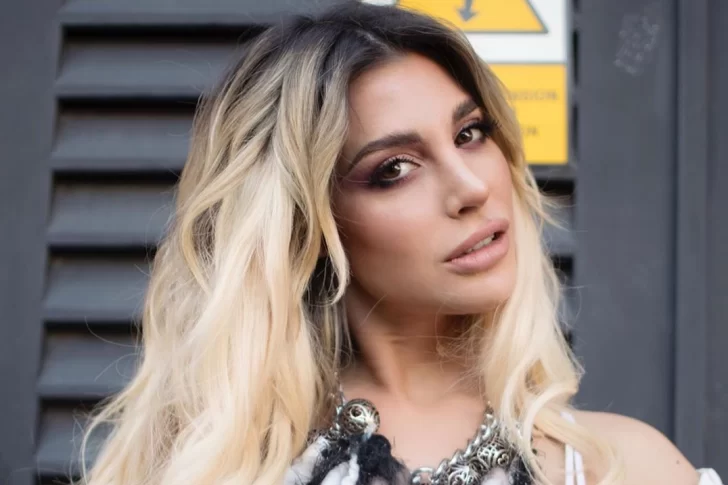 Stefy Xipolitakis se mostró desnuda en la cama y sus fans elogiaron su cola