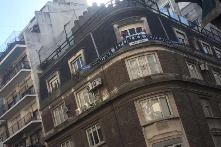 Qué dice la bandera que los vecinos de Cristina Kirchner colgaron en su edificio