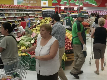 Según el Indec, cayeron por tercer mes consecutivo las ventas en supermercados