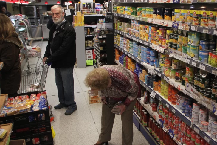 Planean descuentos en supermercados para jubilados y beneficiarios de AUH