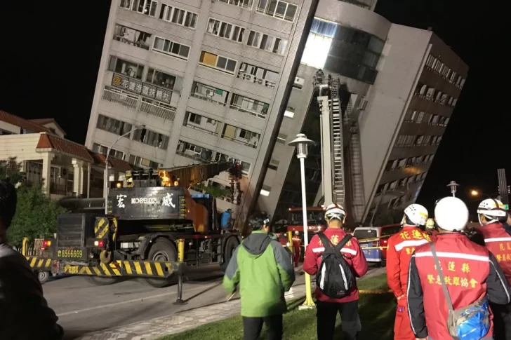 Un terremoto sacudió a Taiwán y dejó muertos y personas atrapadas en edificios