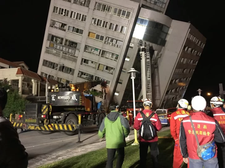 Un terremoto sacudió a Taiwán y dejó muertos y personas atrapadas en edificios