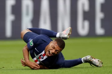 Se confirmó el esguince de tobillo de Mbappé y se pierde el reinicio de la Champions