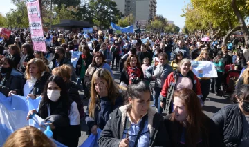 Docentes autoconvocados discuten si habrá paro o no el lunes y si aceptan lo acordado