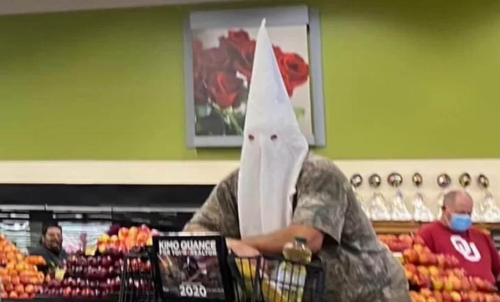 Un hombre fue al supermercado con una capucha del Ku Klux Klan y se volvió viral