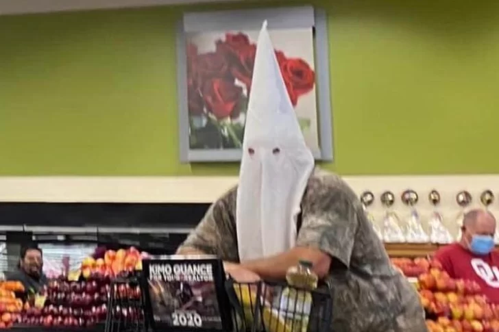 Un hombre fue al supermercado con una capucha del Ku Klux Klan y se volvió viral