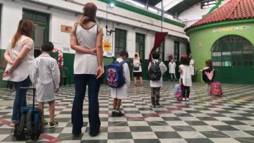 Los alumnos de hasta tercer grado ya no tendrán que usar tapabocas en las aulas