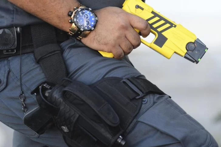 Después del asesinato del policía reflotan el impulso por las pistolas Taser