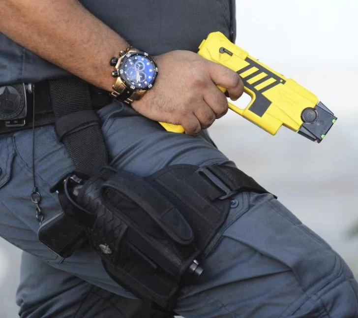 Después del asesinato del policía reflotan el impulso por las pistolas Taser