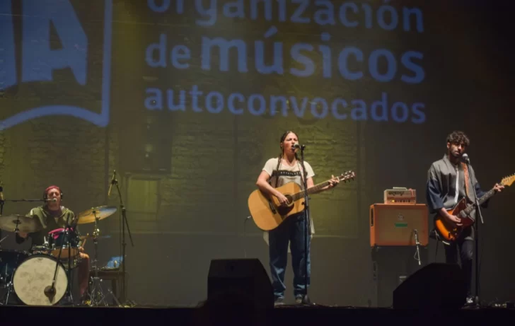 Estandarte con voz femenina