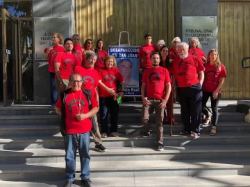 Con el rostro de Raúl Tellechea en el pecho, sus hijos y amigos presentes en el inicio del juicio