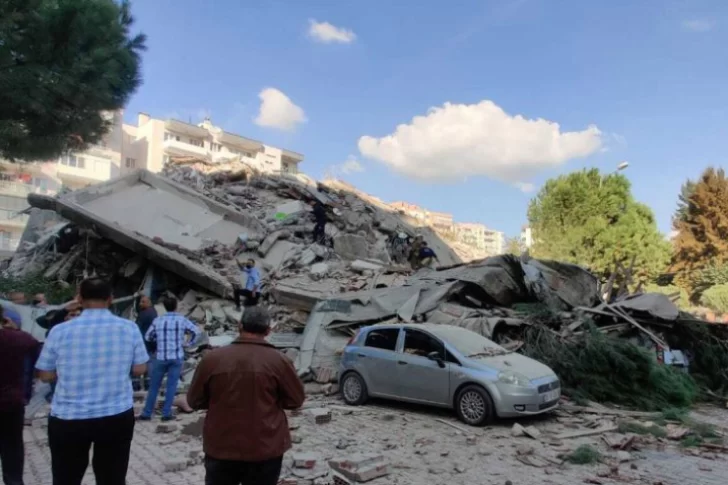 Informan al menos 4 muertos y 120 heridos por el terremoto en Turquía