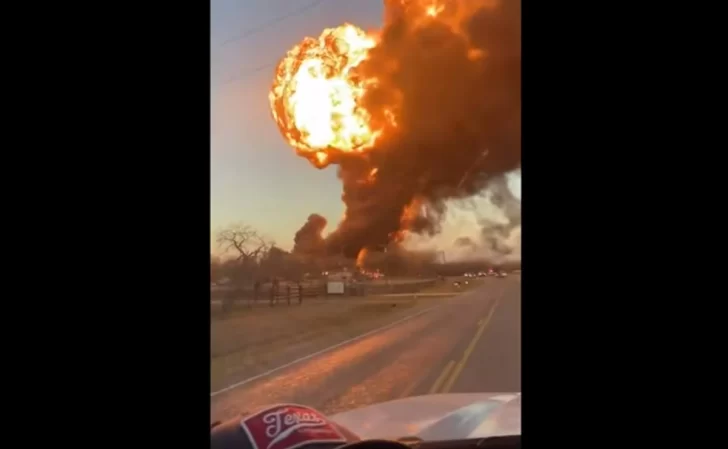 Un choque entre tren y un remolque en Texas provoca una gigantesca explosión