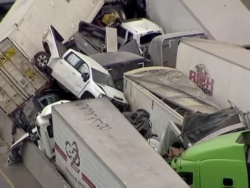 Cinco muertos por un choque de un centenar de vehículos en una autopista con hielo en Texas