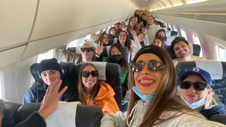 Tini viajó con fans que pagaron más de $200 mil para ir con ella en el avión