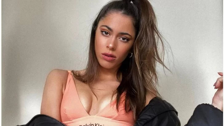 ¡OMG! Tini festejó sus 24 con un vestido abierto desde el pecho hasta el tobillo