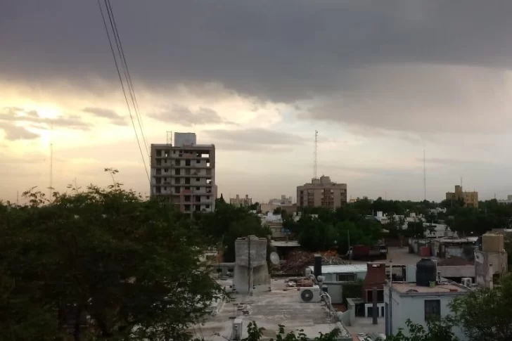 Emitieron un alerta por tormentas para las noches de hoy y mañana, en todo San Juan