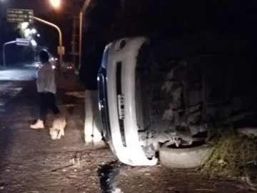 Un hombre y su hijo terminaron en el hospital después de volcar en Pocito