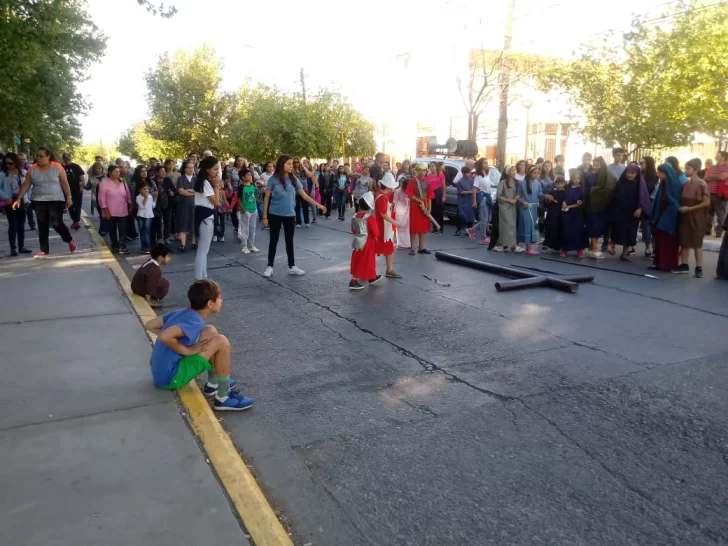 El conmovedor Vía Crucis de los Niños emocionó en Trinidad