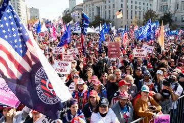 Trump no se rinde y asistió a una marcha por su denuncia contra Biden