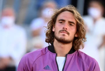 Tsitsipas reveló que cinco minutos antes de jugar la final de Roland Garrós recibió una triste noticia