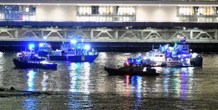 Cinco personas murieron tras la caída de un helicóptero en el East River de Nueva York