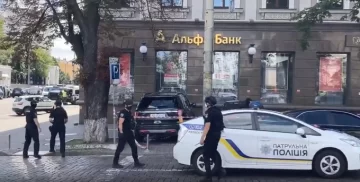 Un hombre se atrincheró en un banco de Ucrania y amenaza con hacerlo explotar