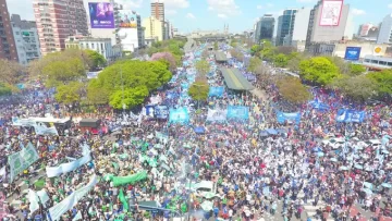 En un multitudinario acto, la CGT pidió desarrollo, producción y trabajo genuino