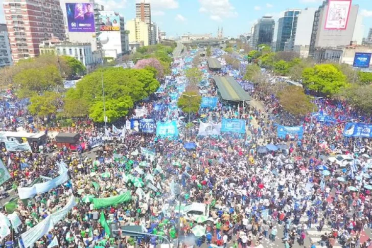 En un multitudinario acto, la CGT pidió desarrollo, producción y trabajo genuino