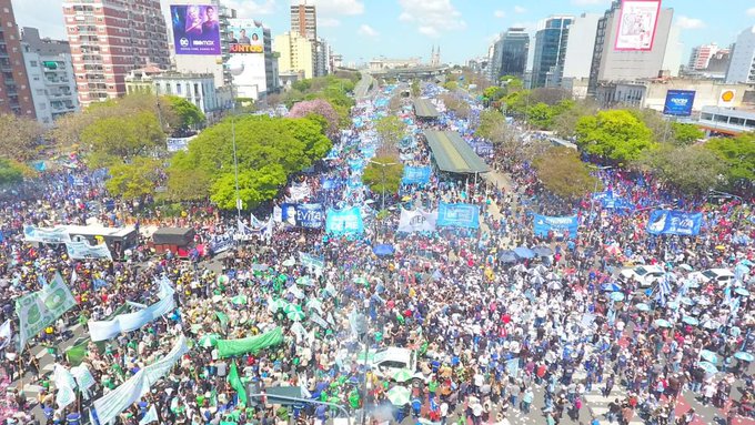 En un multitudinario acto, la CGT pidió desarrollo, producción y trabajo genuino