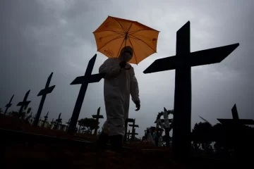 Récord de muertes y colapso sanitario en Brasil