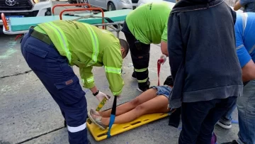 Un automovilista atropelló a estudiantes que celebraban el ÚPD en la puerta de la escuela