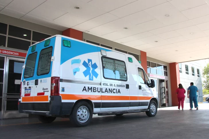 Dos cadetes de la policía que viajaban en moto sufrieron un serio accidente