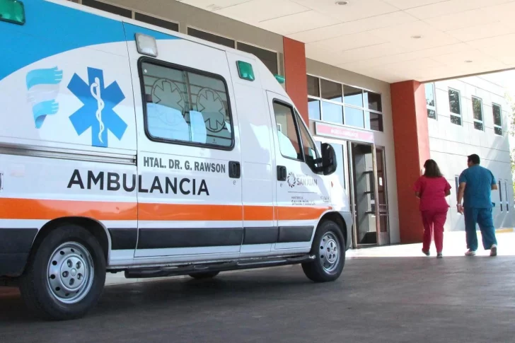 Conducía una moto, perdió el control y terminó fracturado