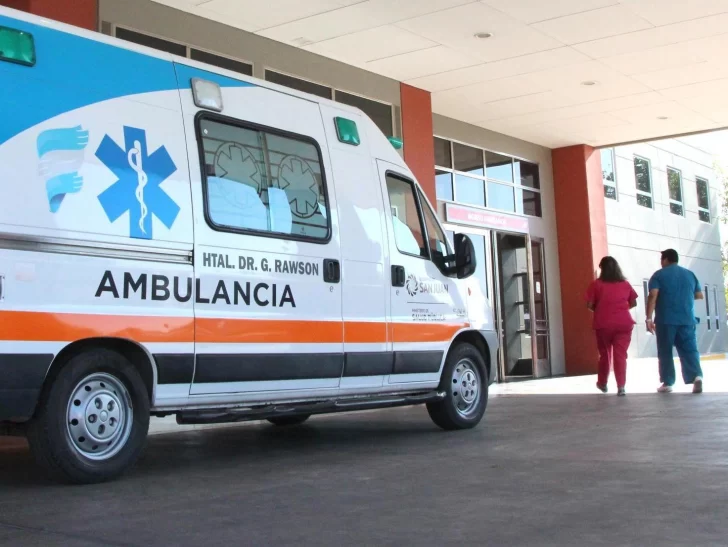 Conducía una moto, perdió el control y terminó fracturado