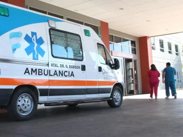 Viajaba en moto como acompañante y sufrió múltiples heridas al chocar con una combi