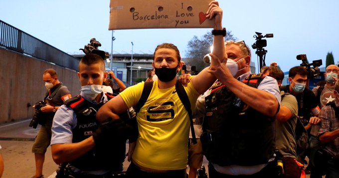 Serios incidentes en la protesta de hinchas del Barcelona en las puertas del Camp Nou