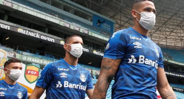 Prohibido escupir, besar la pelota y cambiar camisetas: el nuevo reglamento de Conmebol