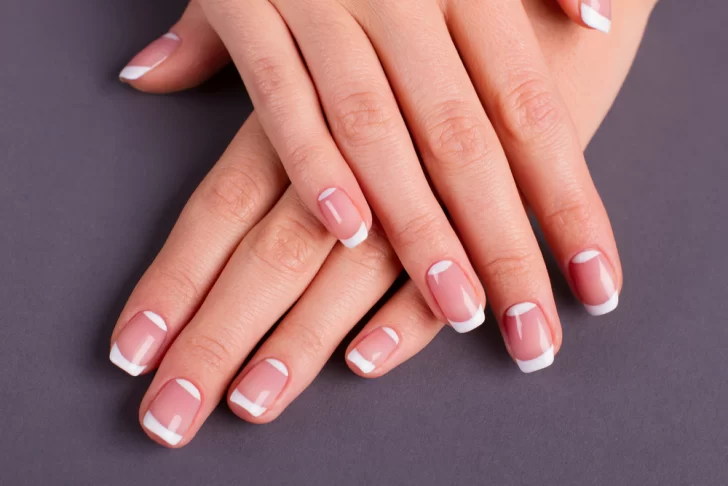 El secreto para hacer la manicura francesa en un minuto con una esponja