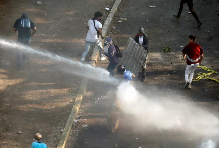 Ataque de fuerzas chavistas con bombas lacrimógenas: hay al menos 27 heridos