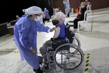 Hoy comienzan a aplicar la vacuna de refuerzo al personal de salud y a los mayores de 70