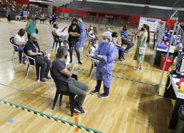 Desde mañana empiezan a colocar sin turno el refuerzo de la vacuna a mayores de 50