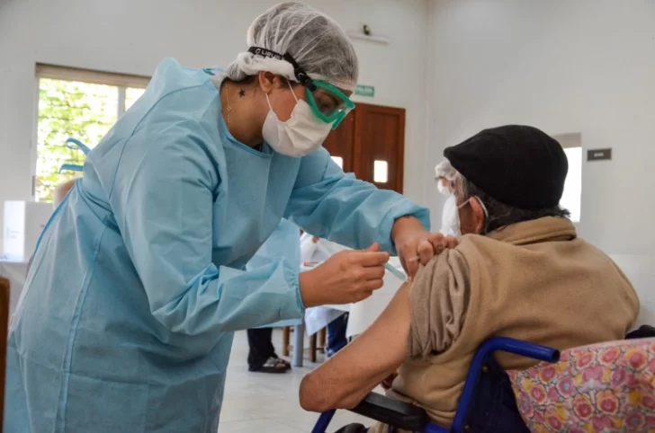 Los mayores de 80 ya no tendrán que inscribirse para recibir la primera dosis