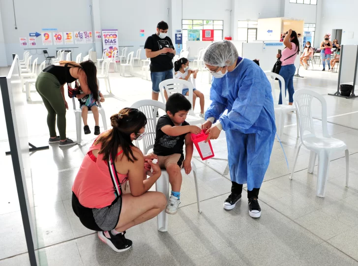 Afirman que ninguno de los niños internados por Covid tiene la vacunación completa