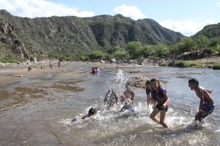 Este verano los argentinos eligieron vacacionar en el país y midiendo los consumos