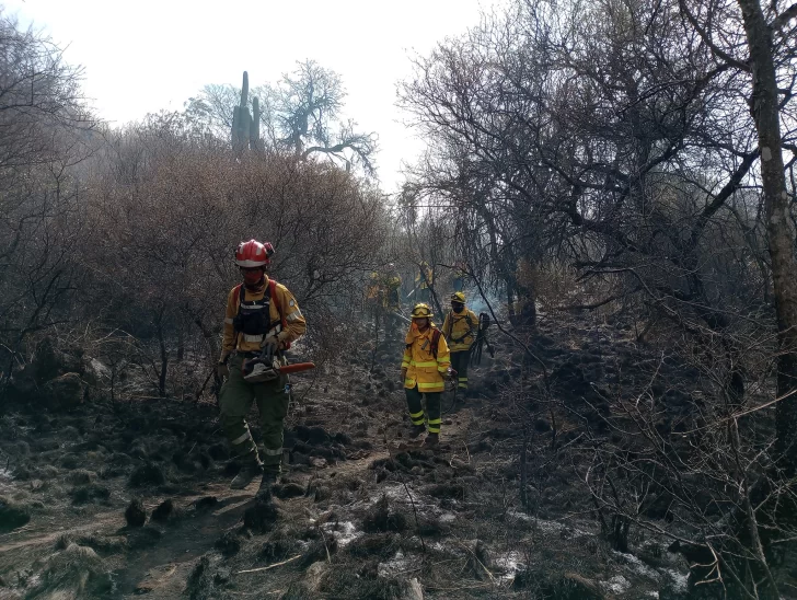 Los bomberos trabajan con mayor intensidad ahora en Los Bretes, en alerta por viento Zonda