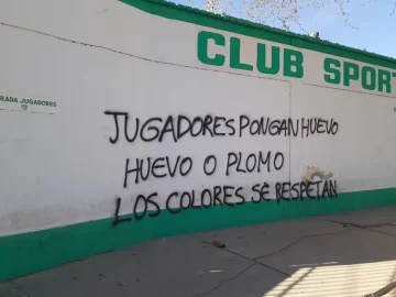 “Huevo o plomo”: el mensaje de la barra de Sportivo Desamparados a los jugadores