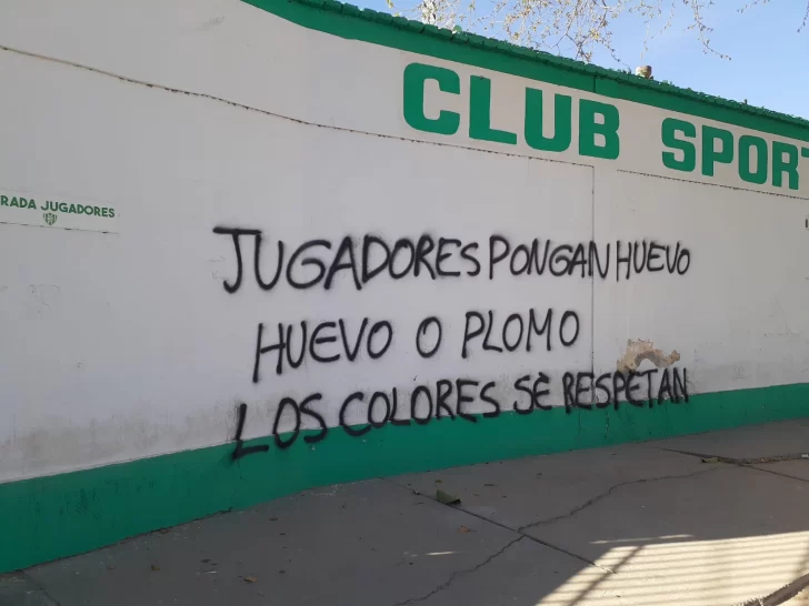 “Huevo o plomo”: el mensaje de la barra de Sportivo Desamparados a los jugadores