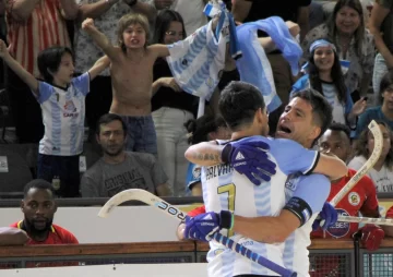 Cristiano y Román Nicolía, los pequeños “jefes” de la hinchada de la Selección